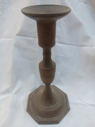 Candelabro de metal dorado