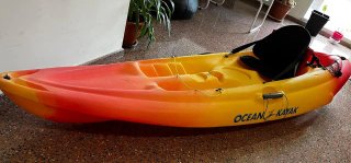 Kayak Ocean rígido rojo y amarillo