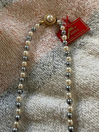Collar de perlas gris y blanco