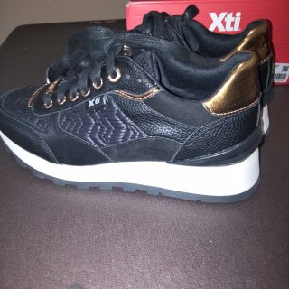 Zapatillas Xti con etiquetas