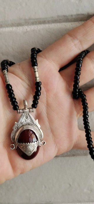 Collar tuareg con cornalina roja.