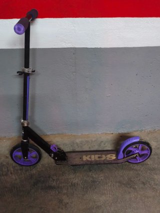 Patinete infantil negro y morado