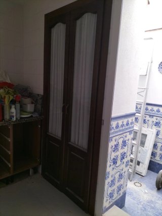 Puertas de madera clásicas para despensa