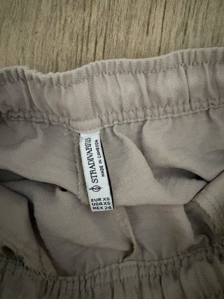 Pantalones Stradivarius beige talla XS