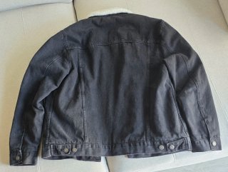 Chaqueta vaquera negra con borrego