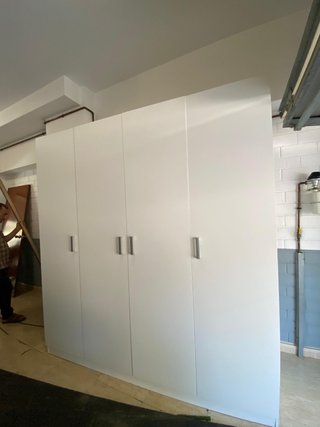 Armario blanco con detalles plateados