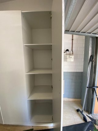 Armario blanco con detalles plateados