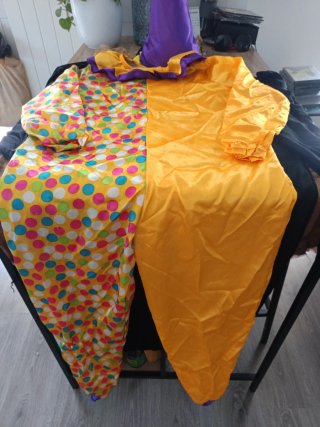 Lote disfraces: camisón, payaso y capa terror