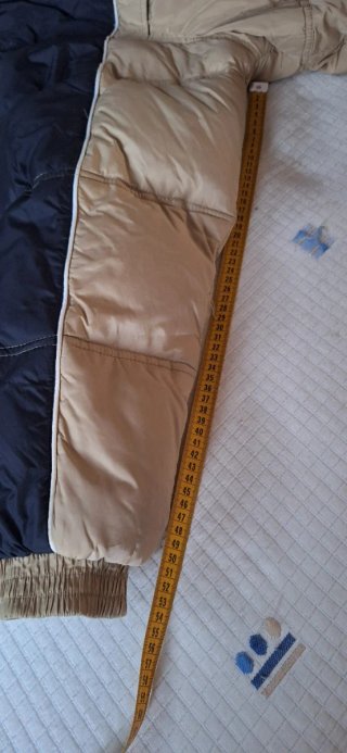 Chaqueta de plumas beige y negra