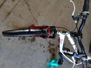 Bicicleta blanca y roja ruedas de 26