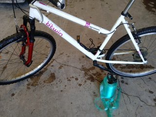 Bicicleta blanca y roja ruedas de 26