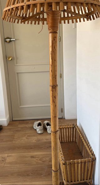 Lámpara de pie y revistero de bambú