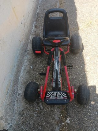 Coche de pedales rojo