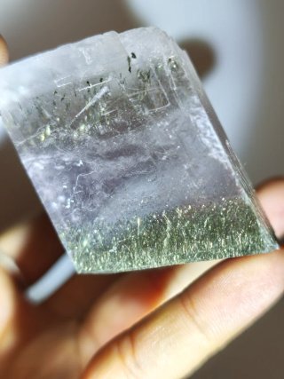 Calcita con Rutilo y fluorescencia