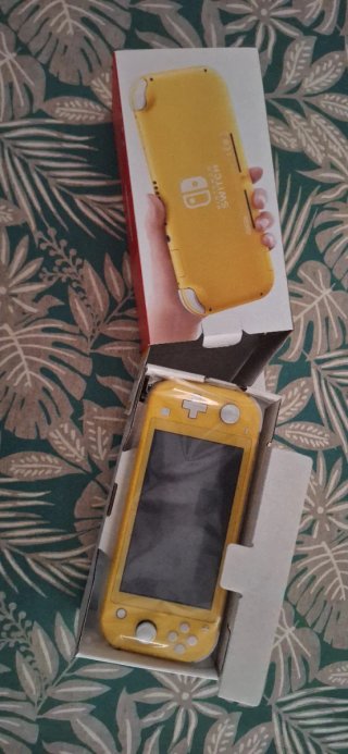 Nintendo Switch Lite Amarillo