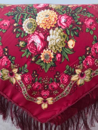 Mantón rojo con flores y flecos