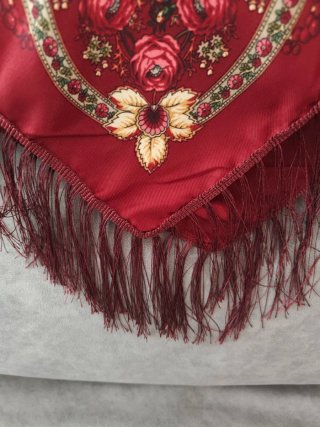 Mantón rojo con flores y flecos