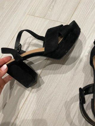 Sandalias de Tacón Ancho en Antelina Negra