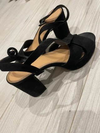 Sandalias de Tacón Ancho en Antelina Negra