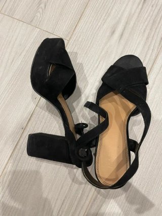 Sandalias de Tacón Ancho en Antelina Negra