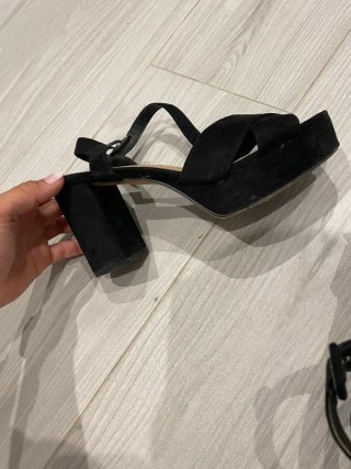 Sandalias de Tacón Ancho en Antelina Negra