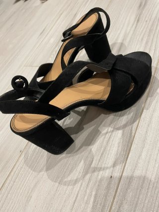 Sandalias de Tacón Ancho en Antelina Negra