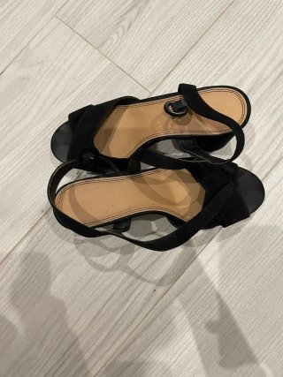 Sandalias de Tacón Ancho en Antelina Negra