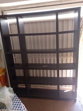 Estantería de madera marrón