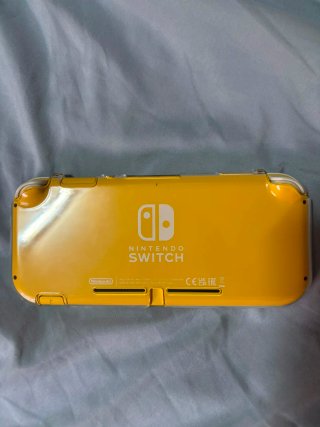 Nintendo Switch Lite Amarillo + Funda Negra