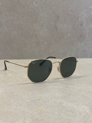 Gafas de sol Ray-Ban doradas y verdes