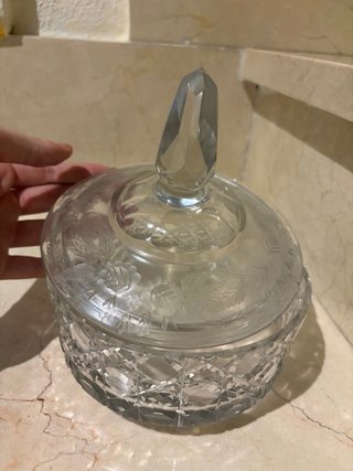 Bombonera de cristal tallado con tapa