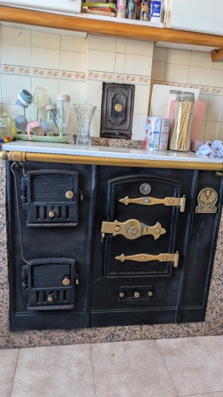Cocina de leña antigua para restaurar
