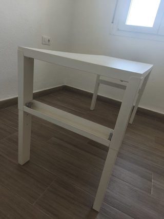 Conjunto escritorio, silla, cajonera y estantería.