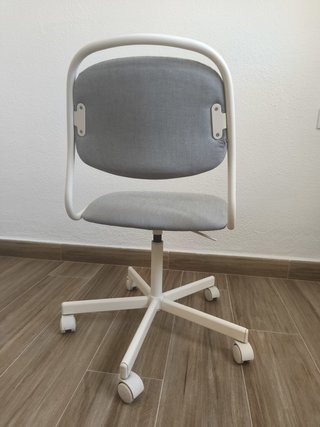 Conjunto escritorio, silla, cajonera y estantería.
