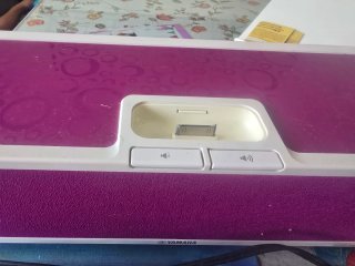 Altavoz Yamaha púrpura y blanco