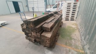 Traviesas de tren de madera y metal
