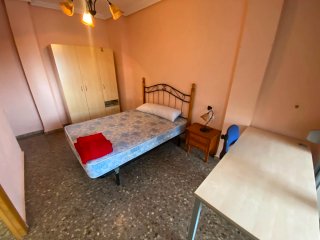 Piso de cuatro habitaciones para compartir