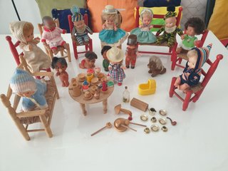 Colección Barriguitas Famosa Vintage + Mueble