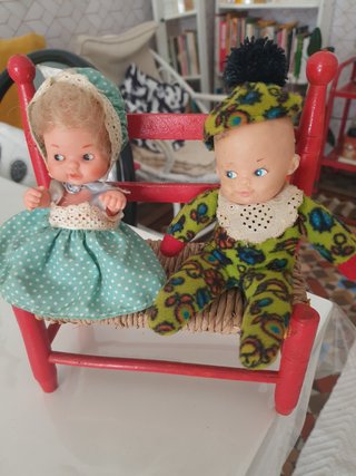 Colección Barriguitas Famosa Vintage + Mueble
