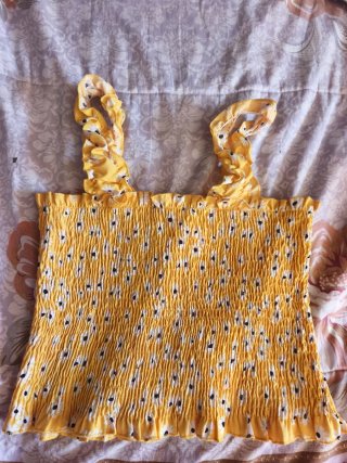 Top fruncido tirantes estampado floral amarillo