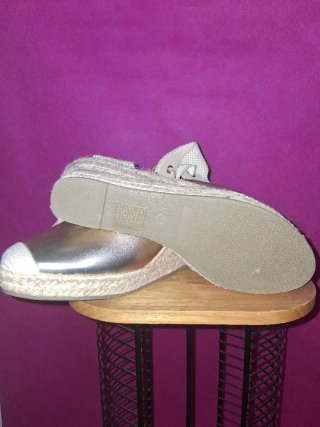 Sandalias doradas con cuña y lazo