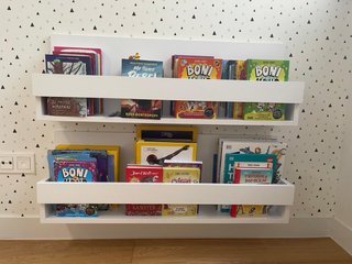 Estanterías blancas para libros infantiles