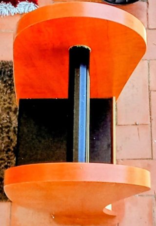 Mueble para CDs de madera.