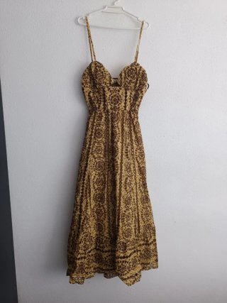 Vestido Zara bordado cut out midi