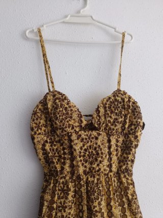 Vestido Zara bordado cut out midi