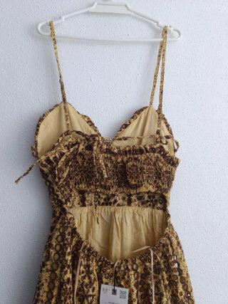 Vestido Zara bordado cut out midi