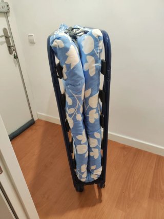 Cama Plegable Azul con Ruedas + colchón.