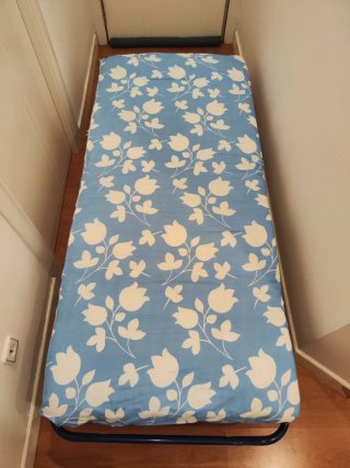 Cama Plegable Azul con Ruedas + colchón.