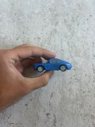 Coche de juguete azul