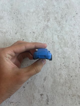 Coche de juguete azul